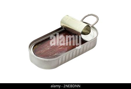 Offene Dose Sardellenfilet in Öl, isoliert auf weißem Hintergrund. Mit Beschneidungspfad Stockfoto