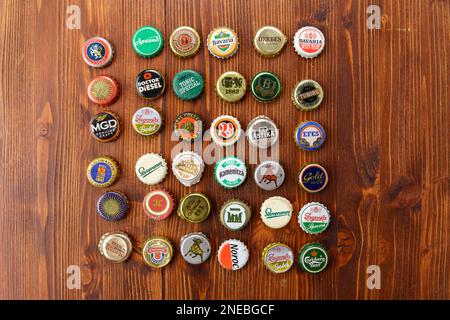 Tjumen, Russland-15. Februar 2023: Metallfarbige Sammlung gebrauchter Bierkronen, Draufsicht. Stockfoto