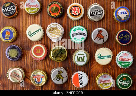 Tjumen, Russland-15. Februar 2023: Metallfarbige Sammlung gebrauchter Bierkronen, Draufsicht. Stockfoto
