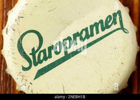 Tyumen, Russland – 15. Februar 2023: Nahaufnahme des Staropramen-Flaschendeckels mit altem Bierlogo. Prag ist die zweitgrößte Brauerei in der Tschechischen Republik. Stockfoto