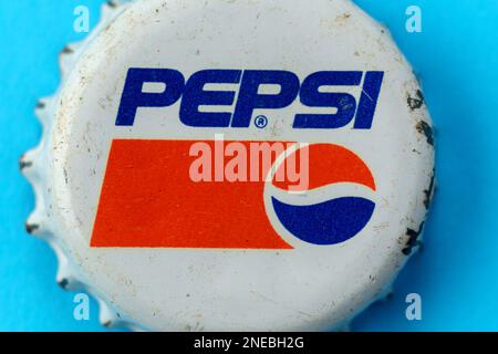 Tyumen, Russland – 15. Februar 2023: Alte Pepsi-Metallkappe, Nahaufnahme-Logo. Retro-Style. Stockfoto