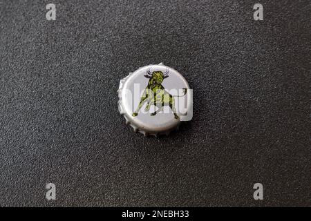 Tjumen, Russland-15. Februar 2023: Altes rotes Bullenlogo. Der beliebteste Energy Drink der Welt. Stockfoto