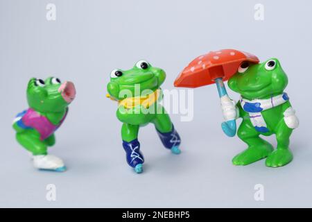 Tjumen, Russland-15. Februar 2023: Kinder Surprise Toy Frösche. Sammlung von netteren Überraschungsspielzeugen. Stockfoto