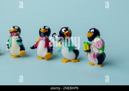 Tjumen, Russland-15. Februar 2023: Kinder Surprise Toy Pinguins. Sammlung von netteren Überraschungsspielzeugen. Stockfoto