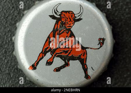 Tjumen, Russland-15. Februar 2023: Altes rotes Bullenlogo. Der beliebteste Energy Drink der Welt. Stockfoto