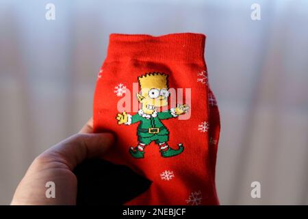 Tjumen, Russland-23. Januar 2023: Socken mit dem Bild von Bart Simpson. Nahaufnahme des Logos. Stockfoto