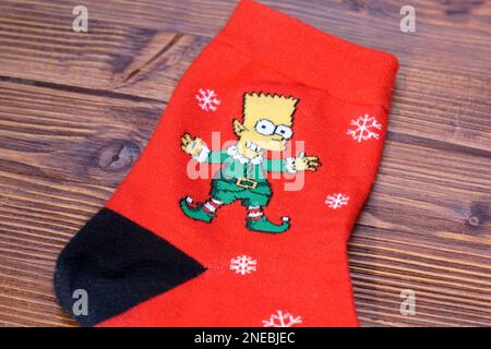 Tjumen, Russland-23. Januar 2023: Socken mit dem Bild von Bart Simpson. Nahaufnahme des Logos. Stockfoto