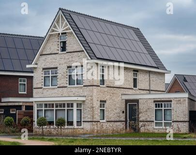 Houten, Provinz Utrecht, Niederlande, 11.02.2023, neu gebautes modernes holländisches Familienhaus mit Photovoltaik-System auf dem Dach Stockfoto