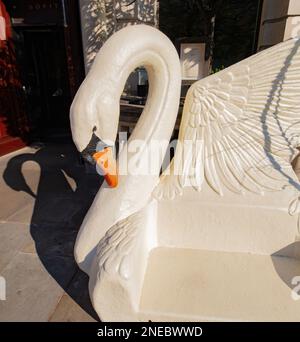 Großes dekoratives Schwanenmodell vor dem Sofitel in Waterloo Place, St James, London Stockfoto