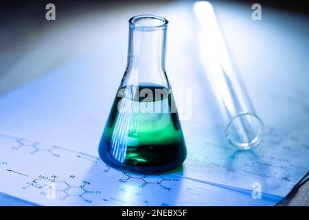 Reagenzgläser mit Reaktionsformeln Stockfoto
