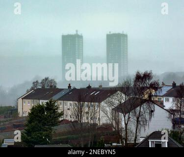 Glasgow, Schottland, Vereinigtes Königreich 16. Februar 2023. UK Weather: Der neblige Tag sah die Sicht bis auf ein paar hundert Meter runter, als die Hügel hinter der Drumchapel verschwanden, wo die Immobilientürme untergebracht waren. Credit Gerard Ferry/Alamy Live News Stockfoto