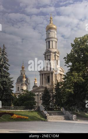 Charkow, Ukraine, 08.10.2020. Kathedrale der Himmelfahrt der Heiligen Jungfrau Maria, orthodoxe Kirchen in Charkow Stockfoto