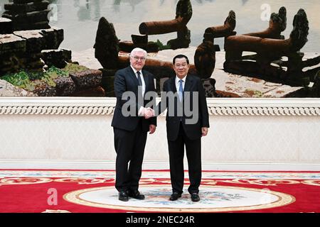 Phnom Penh, Kambodscha. 15. Februar 2023. Der kambodschanische Ministerpräsident Samdech Techo Hun Sen (R) schüttelt die Hand mit dem Besuch des deutschen Präsidenten Frank-Walter Steinmeier im Friedenspalast in Phnom Penh, Kambodscha, am 15. Februar 2023. Kambodscha und Deutschland haben zugesagt, die bilateralen Beziehungen und die Zusammenarbeit weiter zu verbessern, so die Presseerklärung des kambodschanischen Außenministeriums am Donnerstag. Kredit: Ly Lay/Xinhua/Alamy Live News Stockfoto