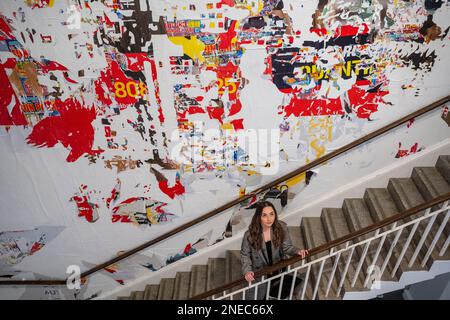 London, Großbritannien. 16. Februar 2023 Geschmückte Treppe bei der Vorschau auf die Beyond the Streets, eine neue Ausstellung in der Saatchi-Galerie mit Werken von über 100 internationalen Künstlern, die als die umfassendste Graffiti- und Street Art-Ausstellung bezeichnet wird, die in Großbritannien eröffnet wurde. Die Show findet vom 17. Februar bis zum 9. Mai 2023 statt. Kredit: Stephen Chung / Alamy Live News Stockfoto