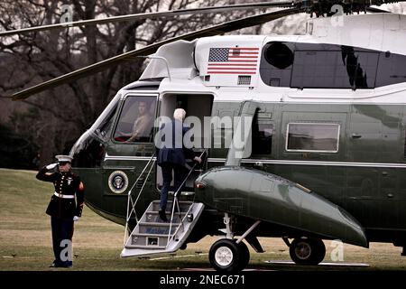 Washington, Usa. 16. Februar 2023. US-Präsident Joe Biden geht am Donnerstag, den 16. Februar 2023 an Bord der Marine One in Washington, D.C. Biden reist zum Walter Reed National Military Medical Center. Foto: Andrew Harrer/UPI Credit: UPI/Alamy Live News Stockfoto