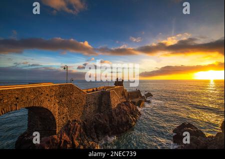 Sonnenuntergang am Pier von Ponta do Sol auf der Insel Madeira, Portugal Stockfoto