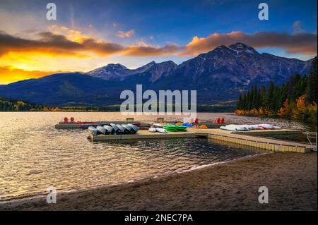 Sonnenuntergang über dem Anlegesteg mit Booten auf dem Pyramid Lake im Jasper National Park, Kanada Stockfoto