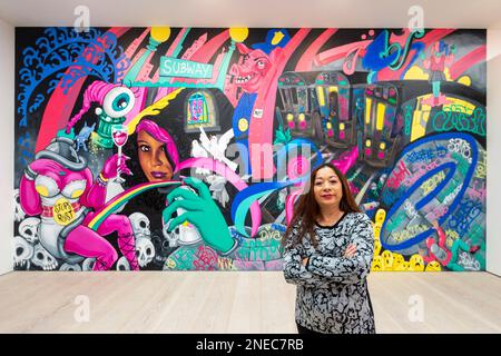 London, Großbritannien. 16. Februar 2023 Die Straßenkünstlerin Lady Pink mit ihrer Graffiti Experience Installation, 2023, bei der Vorschau auf Beyond the Streets, eine neue Ausstellung in der Saatchi Gallery mit Werken von über 100 internationalen Künstlern, die als die umfassendste Graffiti- und Straßenkunstausstellung bezeichnet wird, die in Großbritannien eröffnet wird. Die Show findet vom 17. Februar bis zum 9. Mai 2023 statt. Kredit: Stephen Chung / Alamy Live News Stockfoto