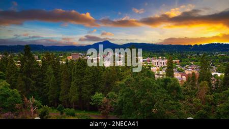 Sonnenuntergang über Eugene, Oregon, vom Skinner Butte Lookout Stockfoto