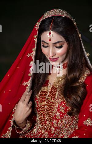 Pakistanisch. Indisches wunderschönes Braut-Make-up für Saloon-Shooting Stockfoto