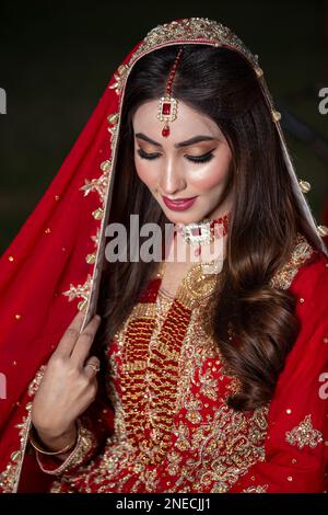 Pakistanisch. Indisches wunderschönes Braut-Make-up für Saloon-Shooting Stockfoto