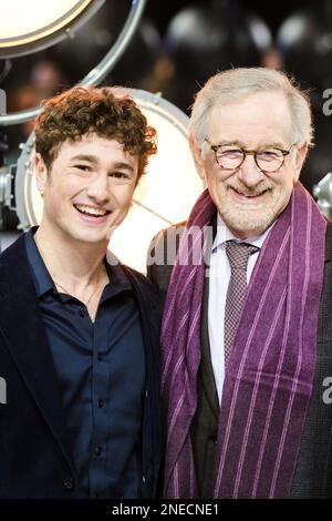 Gabriel LaBelle und Direktor Steven Spielberg fotografierten am 18. Januar 2023 bei der britischen Premiere der Fabelmans in Curzon Mayfair in London, Großbritannien. Stockfoto