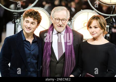 Gabriel LaBelle, Regisseur Steven Spielberg und Produzentin Kristie Macosko Krieger fotografierten bei der UK-Premiere der Fabelmans im Curzon Mayfair in London am 18. Januar 2023. Stockfoto