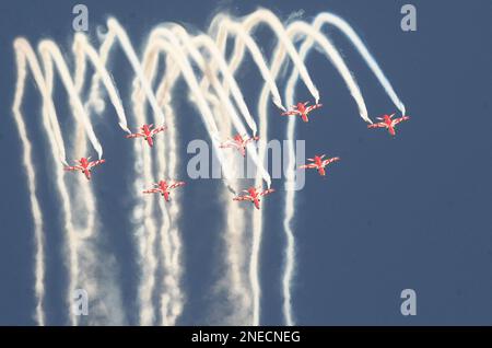 Bengaluru, Indien. 16. Februar 2023. Surya Kiran Aerobatic-Team der Indian Air Force tritt am vierten Tag des Aero India 2023 am Yelahanka Air Base in Bengaluru, Indien, am 16. Februar 2023 auf. Kredit: Str/Xinhua/Alamy Live News Stockfoto