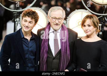 Gabriel LaBelle, Regisseur Steven Spielberg und Produzentin Kristie Macosko Krieger fotografierten bei der UK-Premiere der Fabelmans im Curzon Mayfair in London am 18. Januar 2023. Stockfoto