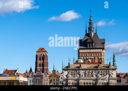 Altstadt-Skyline mit Uplandtor (Brama Wyzynna), Gefängnisturm und Marienkirche-Turm in Danzig in Polen. Stockfoto