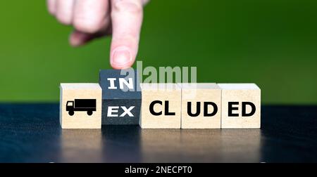 Symbol für eine kostenlose Lieferung. Die Hand dreht den Holzwürfel und ändert das Wort Ausgeschlossen in Eingeschlossen. Stockfoto