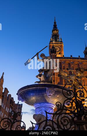 Polen, Danzig, Altstadt, Neptun-Brunnen und Haupthaus in der Dämmerung. Stockfoto