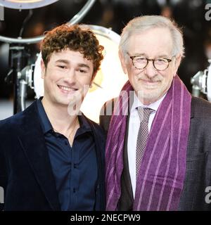 Gabriel LaBelle und Direktor Steven Spielberg fotografierten am 18. Januar 2023 bei der britischen Premiere der Fabelmans in Curzon Mayfair in London, Großbritannien. Stockfoto