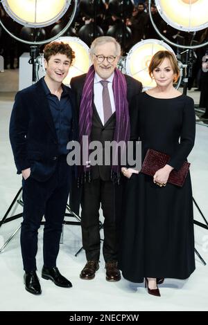 Gabriel LaBelle, Regisseur Steven Spielberg und Produzentin Kristie Macosko Krieger fotografierten bei der UK-Premiere der Fabelmans im Curzon Mayfair in London am 18. Januar 2023. Stockfoto