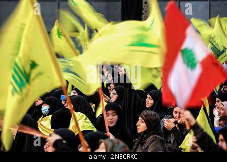 Beirut, Libanon. 16. Februar 2023. Anhänger der pro-iranischen Hisbollah-Partei nehmen an einer Zeremonie in Beiruts südlichem Vorort Teil, um den Tod von drei Hisbollah-Führern zu begehen, die alle im Februar, aber in verschiedenen Jahren, von Israel getötet wurden. Kredit: Marwan Naamani/dpa/Alamy Live News Stockfoto