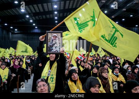 Beirut, Libanon. 16. Februar 2023. Anhänger der pro-iranischen Hisbollah-Partei nehmen an einer Zeremonie in Beiruts südlichem Vorort Teil, um den Tod von drei Hisbollah-Führern zu begehen, die alle im Februar, aber in verschiedenen Jahren, von Israel getötet wurden. Kredit: Marwan Naamani/dpa/Alamy Live News Stockfoto