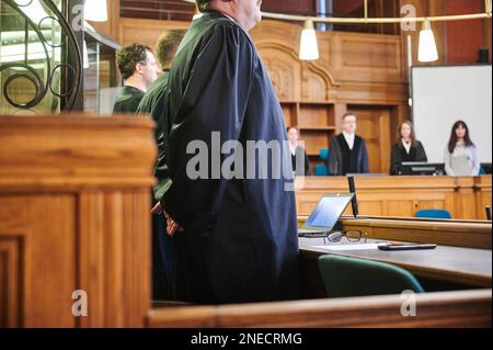 Berlin, Deutschland. 16. Februar 2023. Teilnehmer des Prozesses am Strafgerichtshof Moabit. Kredit: Annette Riedl/dpa/Alamy Live News Stockfoto