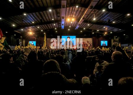 Beirut, Libanon. 16. Februar 2023. Der Generalsekretär der Hisbollah-Partei Hassan Nasrallah spricht während einer Zeremonie in Beiruts südlichem Vorort in einer Fernsehrede an seine Anhänger, um den Tod von drei Hisbollah-Führern zu begehen, die alle im Februar, aber in verschiedenen Jahren, von Israel getötet wurden. Kredit: Marwan Naamani/dpa/Alamy Live News Stockfoto