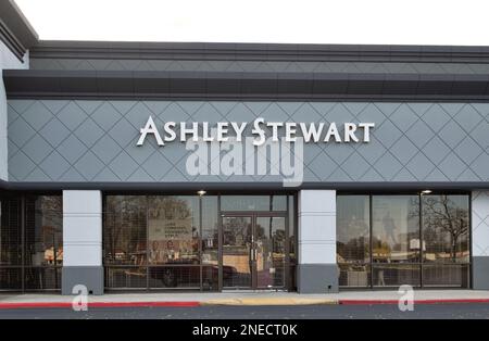 Houston, Texas, USA 02-10-2023: Außenansicht des Ashley Stewart Business Storefront in Houston, TX. 1991 gegründetes Bekleidungsunternehmen für Frauen in Übergröße. Stockfoto