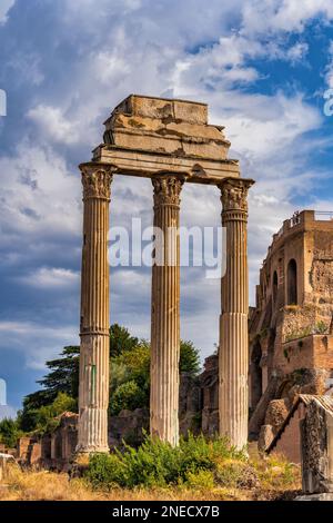 Der Tempel des Castors und Pollux (Italienisch: Tempio dei Dioscuri) alte Säulen im Forum Romanum in Rom, Italien. Stockfoto