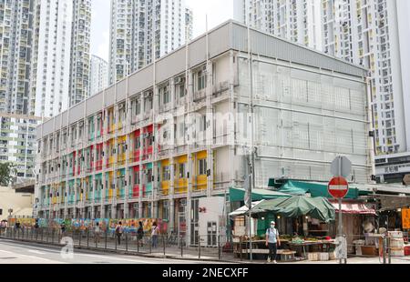 Das Übergangsprojekt Nam Cheong 220 des Hongkonger Sozialrats (HKCSS) ist in der Nam Cheong Street in Sham Shui Po zu sehen. Nam Cheong 220 ist das erste soziale Stahlbauprojekt in Hongkong, das die modulare integrierte Konstruktionstechnologie (MIC) übernommen hat. Das Projekt richtet sich an diejenigen, die seit mindestens drei Jahren auf öffentliche Mietwohnungen (PRH) gewartet haben und unzureichend untergebracht sind oder die dringend Unterstützung durch die Gemeinschaft benötigen. Es bietet ihnen ein menschenwürdiges Wohnumfeld, bevor sie das erste Angebot an Wohnungen erhalten. 05OCT22 SCMP/Yi Stockfoto