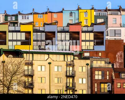 Eine Reihe farbenfroher Terrassenhäuser und Apartments im Cliftonwood-Bereich mit Blick auf den Fluss Avon und Bristol Marina. UK Stockfoto