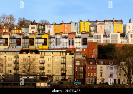 Eine Reihe farbenfroher Terrassenhäuser und Apartments im Cliftonwood-Bereich mit Blick auf den Fluss Avon und Bristol Marina. UK Stockfoto