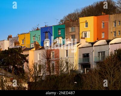 Hintere Höhe von farbenfrohen Terrassenhäusern in der Cliftonwood Gegend von Bristol, mit Blick auf den Fluss Avon und Bristol Marina. UK Stockfoto