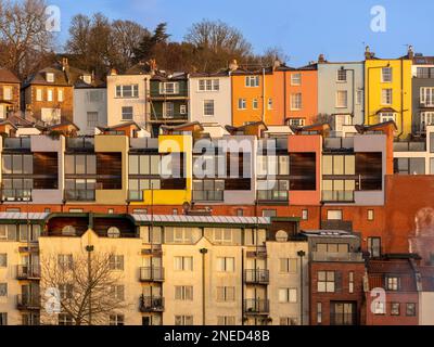 Eine Reihe farbenfroher Terrassenhäuser und Apartments im Cliftonwood-Bereich mit Blick auf den Fluss Avon und Bristol Marina. UK Stockfoto