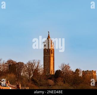 Cabot Tower im Brandon Hill Park von Bristol Marina am sonnigen Wintermorgen aus gesehen. Bristol. UK Stockfoto