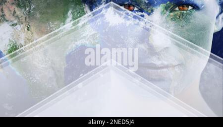 Zusammensetzung des Planeten Erde im Gesicht einer Frau mit Pfeilen auf blauem Hintergrund. Globales Umwelt- und Nachhaltigkeitskonzept digital erzeugtes Bild. Stockfoto