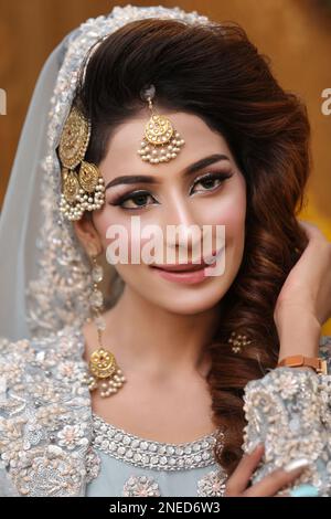 Pakistanisch. Indisches wunderschönes Braut-Make-up für Saloon-Shooting Stockfoto