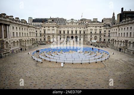 Whorled (Here After Here After Here) ist eine markante Außeninstallation von Jitish Kallat. Das Werk besteht aus zwei sich überschneidenden Spiralen, 336 Meter lang, die die Beschilderung britischer Straßen widerspiegeln und unseren legendären neoklassizistischen Innenhof mit Orten auf dem ganzen Planeten und dem fernen Universum verbinden. Diese Schilder zeigen die Entfernung vom Somerset House zu Orten auf dem Planeten und darüber hinaus, die auf Himmelskörper wie den Mond, den Mars und ferne Sterne in der Milchstraße hinweisen. Stockfoto