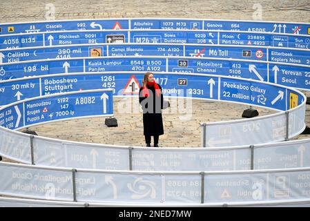 Whorled (Here After Here After Here) ist eine markante Außeninstallation von Jitish Kallat. Das Werk besteht aus zwei sich überschneidenden Spiralen, 336 Meter lang, die die Beschilderung britischer Straßen widerspiegeln und unseren legendären neoklassizistischen Innenhof mit Orten auf dem ganzen Planeten und dem fernen Universum verbinden. Diese Schilder zeigen die Entfernung vom Somerset House zu Orten auf dem Planeten und darüber hinaus, die auf Himmelskörper wie den Mond, den Mars und ferne Sterne in der Milchstraße hinweisen. Stockfoto